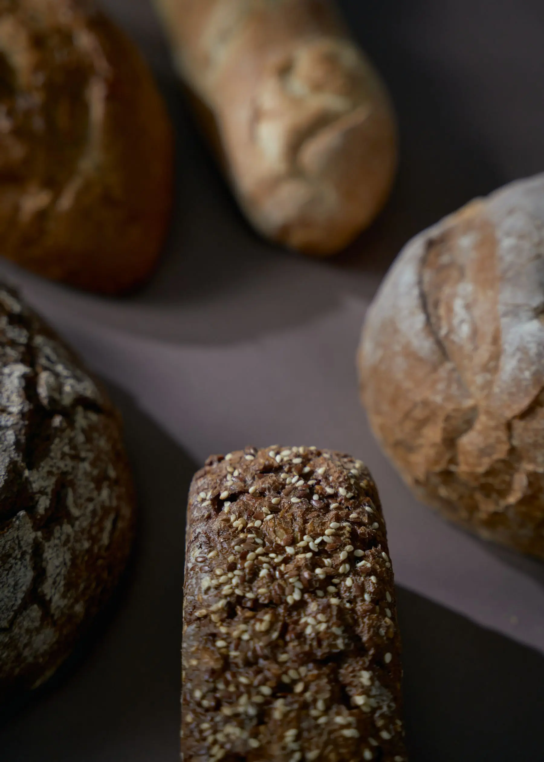 Donker brood met zaden in close-up