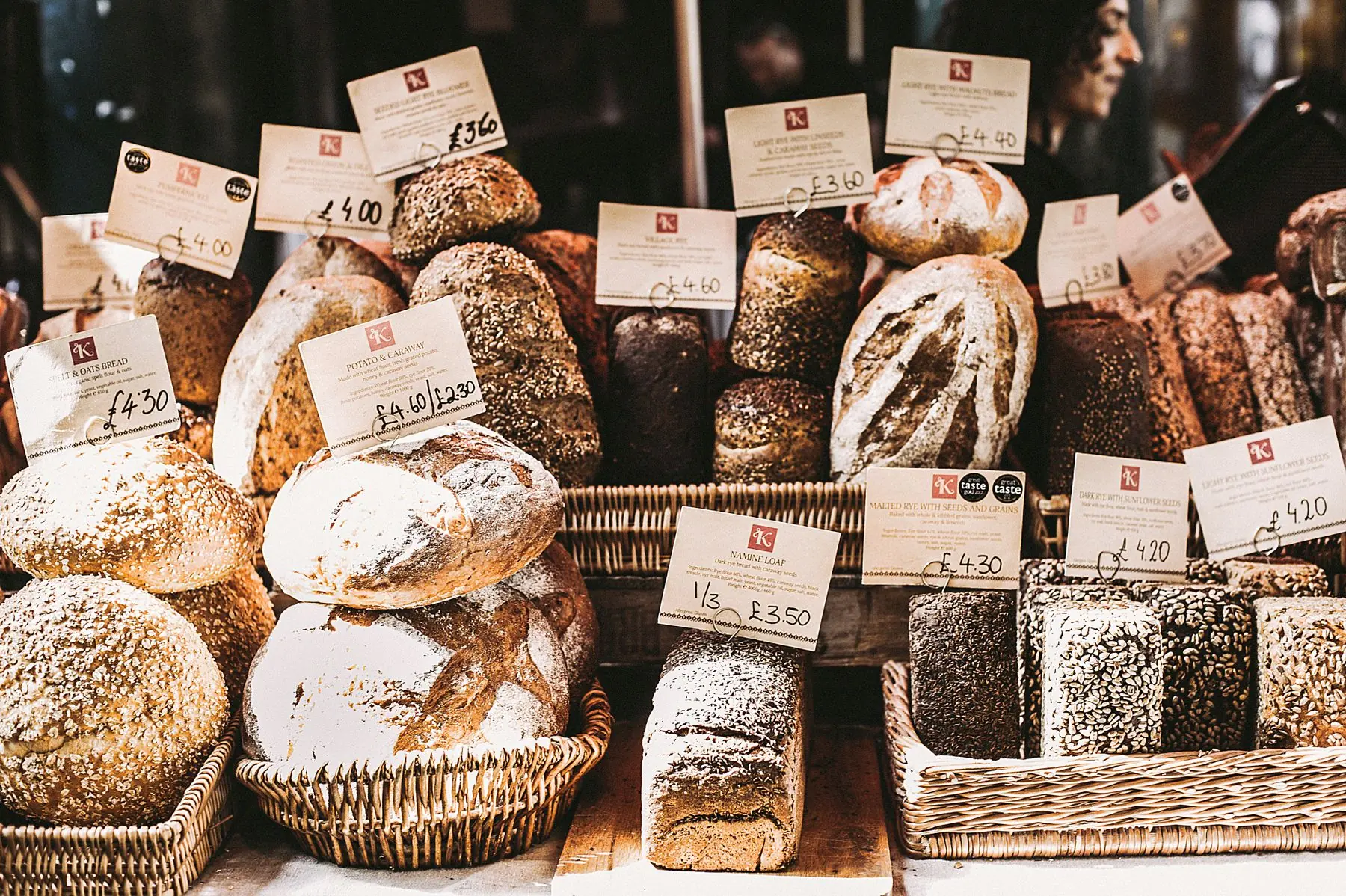 Toonbank vol verschillende soorten brood in manden